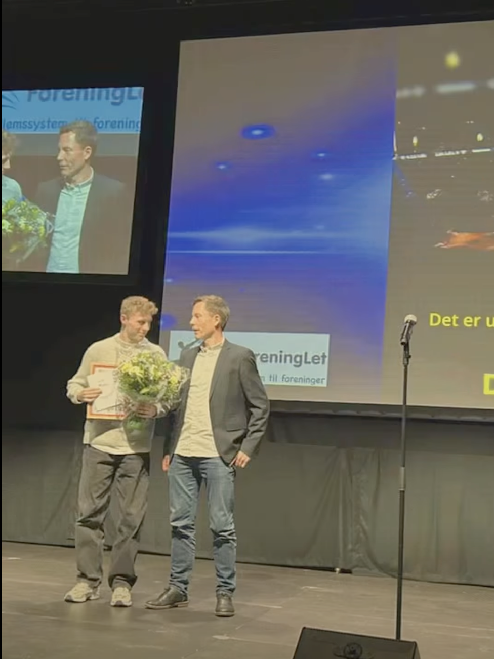 Nicolai Olsen fra Sønderlundskvarterets Idrætsforening får overrakt prisen af Anders Pallisgaard fra ForeningLet