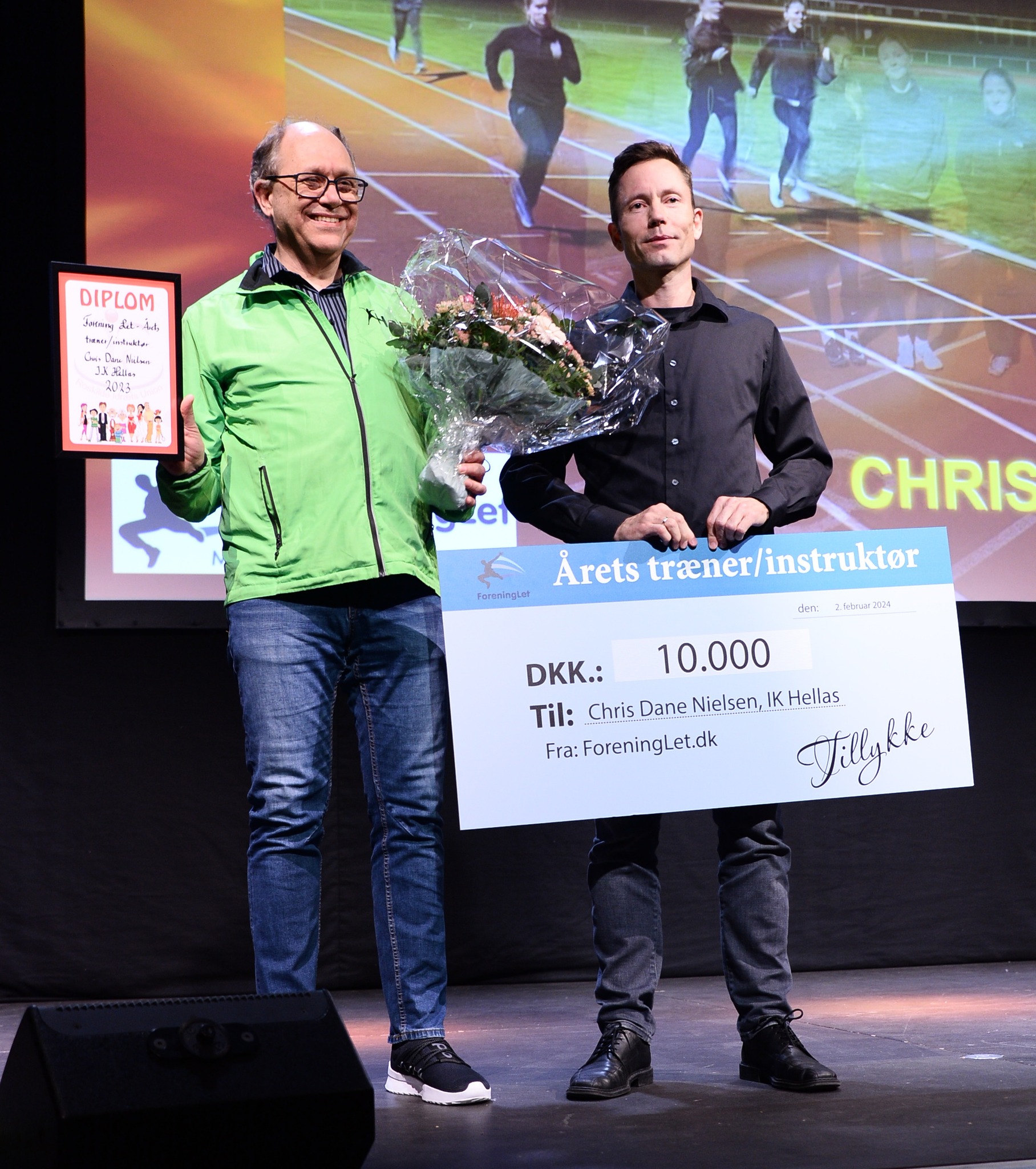 Chris Dane fra IK Hellas får overrakt prisen af Anders Pallisgaard fra ForeningLet