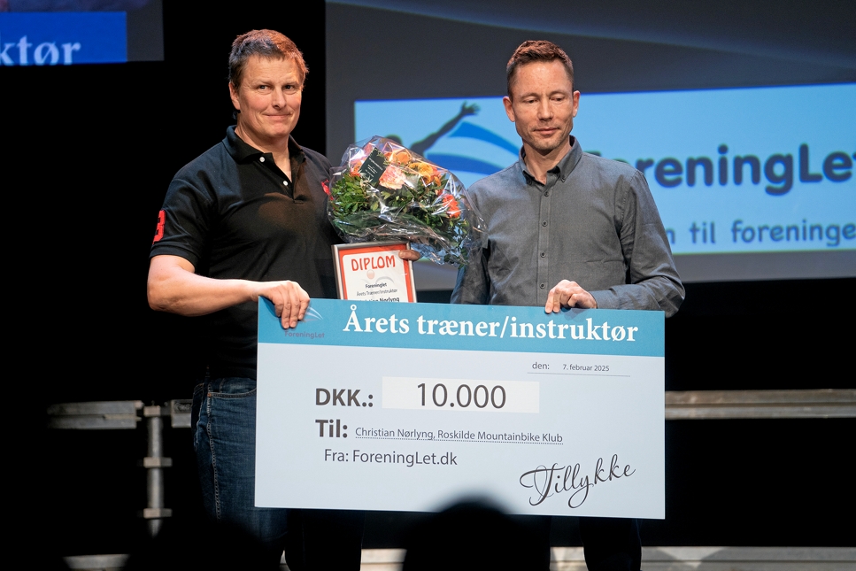 Christian Nørlyng fra Roskilde Mountainbike Klub får overrakt prisen af Anders Pallisgaard fra ForeningLet