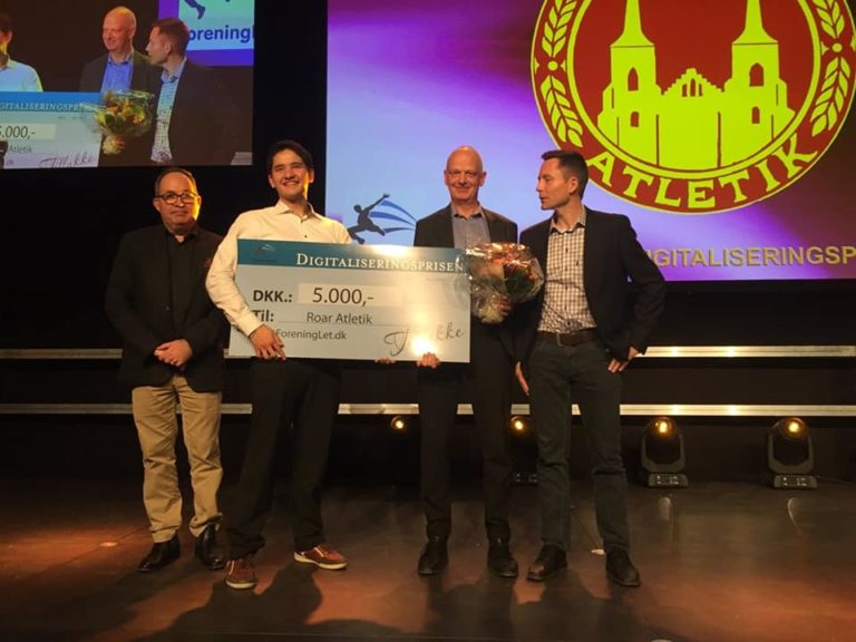 Fra venstre: Jørgen Aufeldt (formand Roskilde Idræts Union), Saef Saef (Roar Atletik), Jesper B. Eriksen (Roar Atletik), Anders Pallisgaard (ForeningLet Aps)